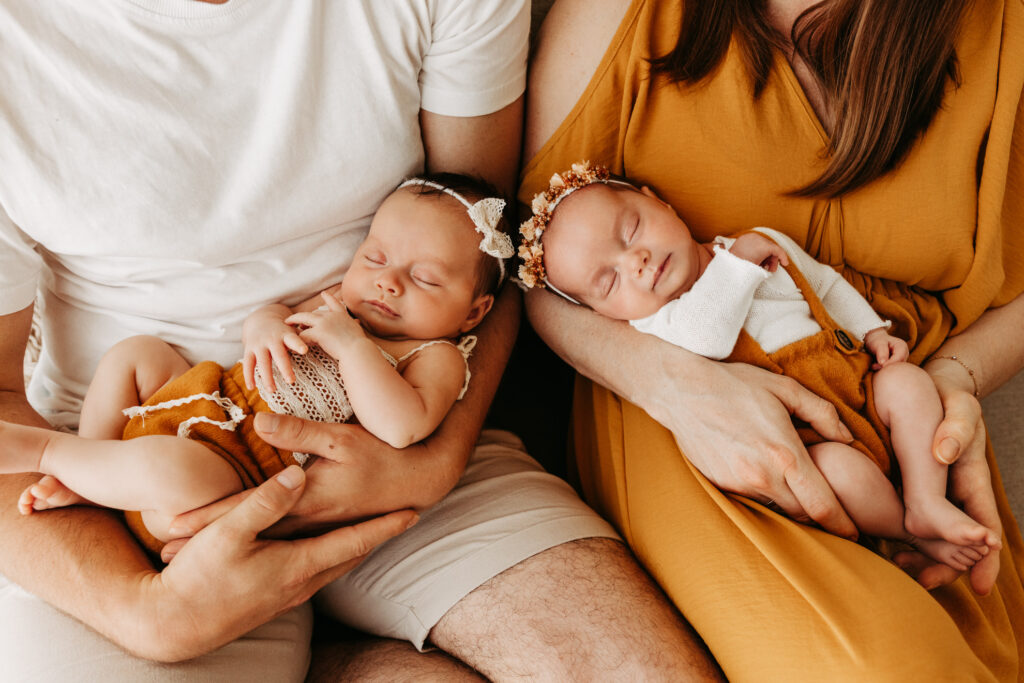 Zwillinge Mädchen Zweieiig mit Eltern Fotoshooting Baby Bildgefühle